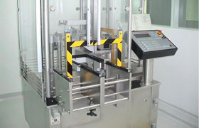 Máquina para llenado y sellado de jeringa pre esterilizada